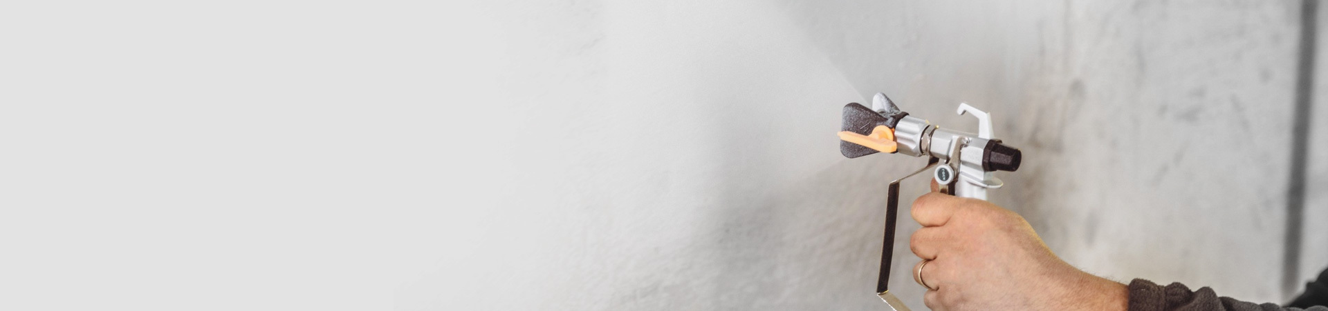 malowanie pistoletem natryskowym podczas szkolenia Wabrotech